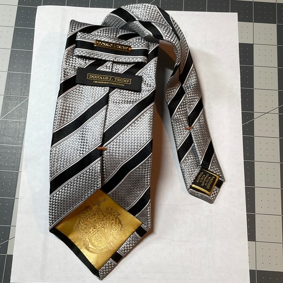 Donald Trump Signature Collection Black, Silver & White Striped Design 100%Silk - Picture 2 of 4